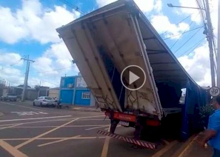 Carreta destruída em avenida chama atenção e atrapalha trânsito