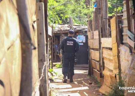 Bravão mete bicuda e xinga policiais em Dourados