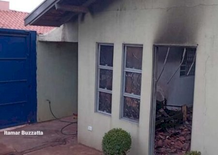 Inconformado com fim de casamento, homem sai da cadeia, compra gasolina e ateia fogo à casa da ex