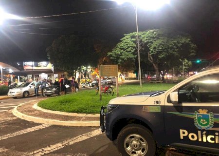 Pelo menos quatro veículos se envolvem em engavetamento no centro de Nova Andradina na noite de sexta-feira 14