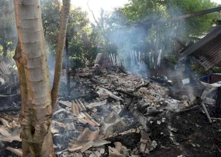 Vizinhos incendeiam ‘boca' onde menina foi trocada pela mãe por 30 doses de crack e depois morta