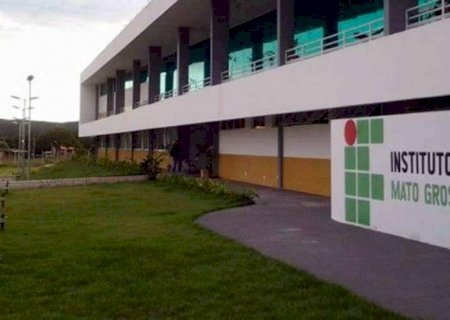 Professor filmado importunando sexualmente aluna de 14 anos em sala de aula é afastado
