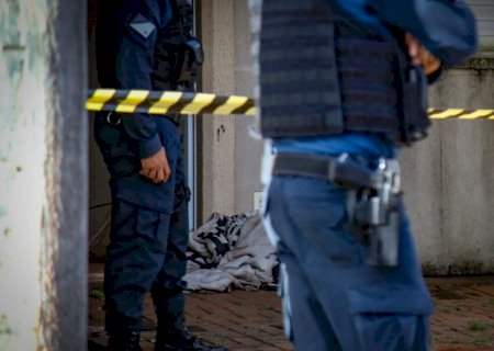 Corpo de homem é encontrado caído na porta de casa em condomínio de Campo Grande