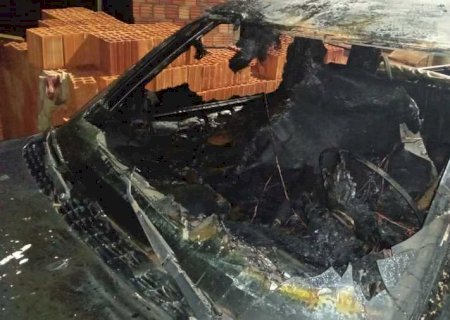 Nova Andradina: Corpo de Bombeiros é acionado para conter incêndio em veículo; Homem teria ateado fogo no automóvel após uma briga com o proprietário