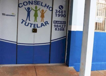 Pais brigam e abandonam criança de 2 anos sozinha em casa