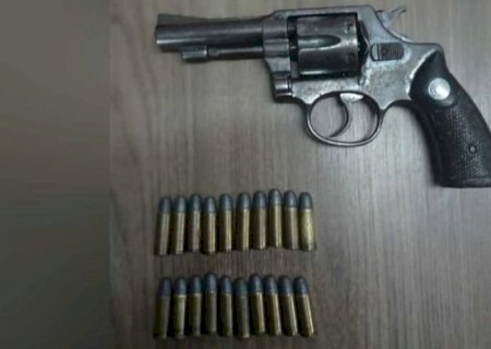 Ameaçada pelo ex-marido, jovem esconde arma e o denuncia 