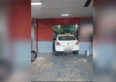 Homem invade farmácia com carro para tentar matar a ex