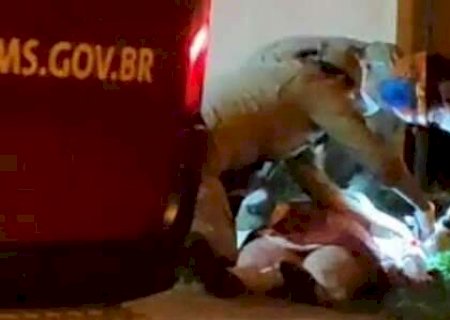 Mulher é baleada ao reagir a assalto e impedir que bandidos levem moto