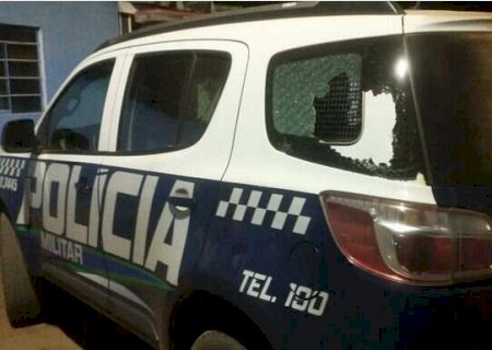 Grupo com 400 pessoas fecha rua, quebra viatura e é parado com tiros de borracha