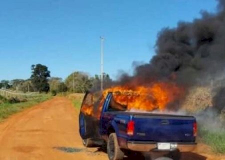 Motorista é baleado e encontrado carbonizado dentro de caminhonete