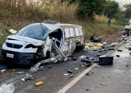 Carro parte ao meio em batida envolvendo outros dois veículos na BR-376; rodovia foi interditada