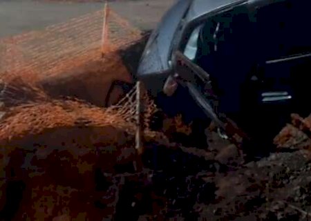 Após esfaquear desafeto em bar, homem foge e cai com carro em buraco