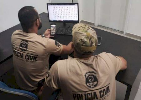 Professor é flagrado com centenas de fotos e vídeos com pornografia infantil