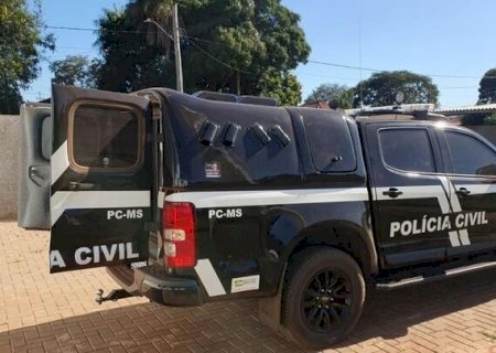 Mulher é espancada com cabo de vassoura e tenta proteger agressor; 'amo ele'