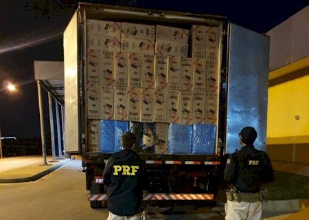 PRF apreende 400 mil maços de cigarros e 3 toneladas de agrotóxicos em Eldorado (MS)