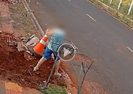 Flagrada furtando cone, mulher devolve objeto de sinalização