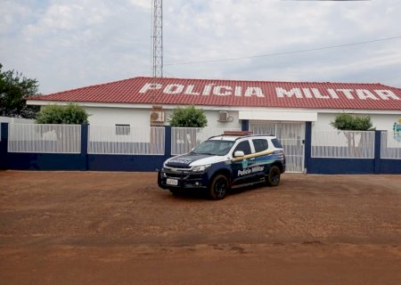 Ivinhema -Polícia Militar conduz dois homens para a delegacia por violência doméstica.