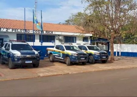 Tem doido pra tudo: homem grita 'aqui é bandido!' em frente de quartel da PM em Costa Rica
