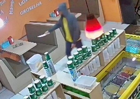 Armado com faca, assaltante ameaça mulher e faz 'limpa' em caixa de sorveteria