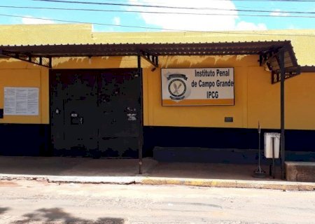 Mulheres saem no tapa na fila para visitar o mesmo preso