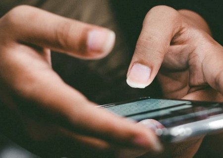 Mulher perde R$ 8,9 mil após consultar propaganda de investimento na rede social