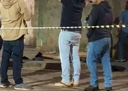 Jovem é assassinado durante jantar, com dois tiros e dupla foge em moto