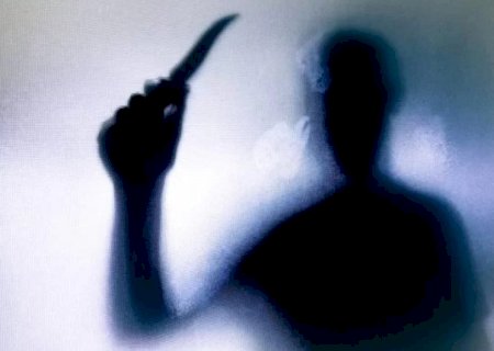 Homem esfaqueia namorada trans que não quis ajudá-lo a voltar com ex
