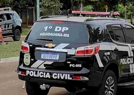 Mulher ameaça urinar no chão de delegacia, desacata PM e é presa em MS