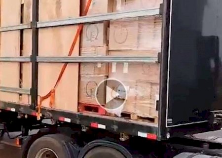 Com apoio aéreo, PRF apreende carreta com 45 mil pacotes de cigarro