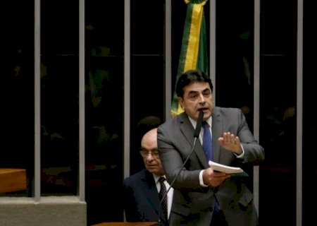 Deputados protocolam PEC que permite derrubada de decisões do STF