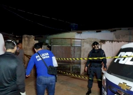 Mulher foi morta um dia antes e filho estava ao lado do corpo quando polícia chegou ao local