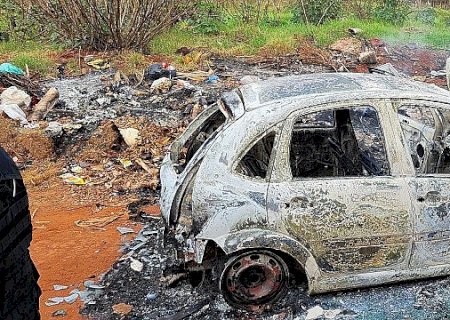 Carro que pode ter sido usado em sequestro é encontrado queimado na fronteira