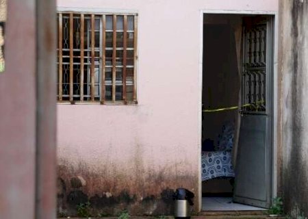 Desconhecido bate palmas, pede água e esfaqueia porteiro