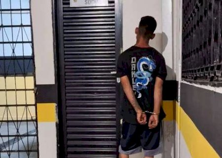 Jovem faz caminho inverso e entra em presídio pelo telhado para 'fazer negócio'