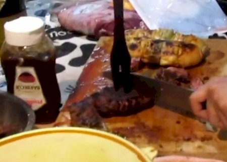 Após levar cadeirada, homem esfaqueia 'amigo' com faca do churrasco em MS