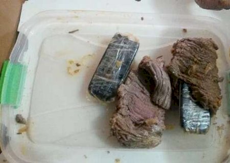 Mãe de preso tenta entregar celulares camuflados na carne