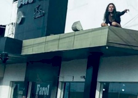 Mulher é encontrada em toldo de loja fugindo para não ser morta pelo namorado