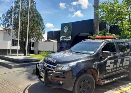 Moradores ouvem gritos e homem é encontrado morto a facadas em terreno baldio