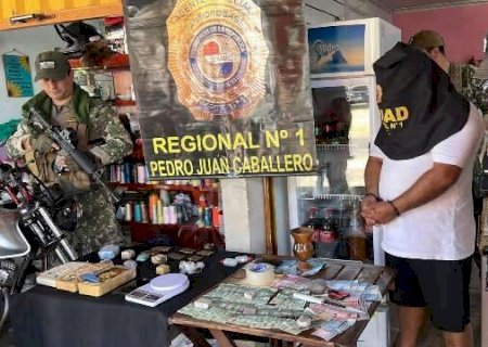Comerciante que abastecia traficantes é preso com drogas e munições