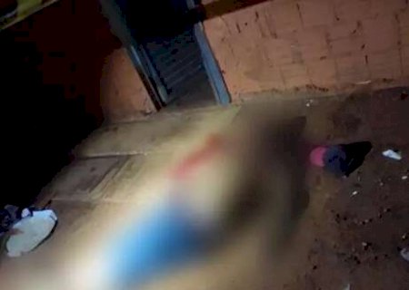 Pai e filho envolvidos em execução a tiros são soltos com tornozeleira