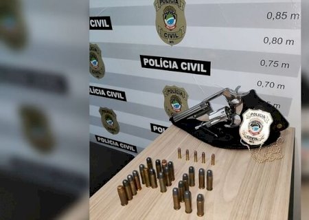 Jovem tenta enganar a polícia, mas acaba preso por violência doméstica e arma escondida