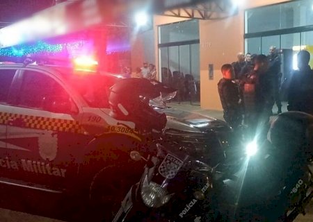 Homem é morto com vários tiros em conveniência