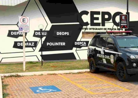 Pai ouve disparos e encontra filho baleado do lado de fora de casa