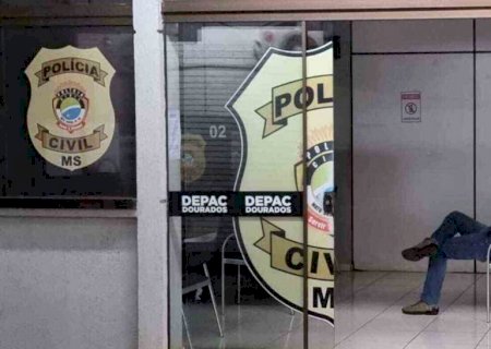 Com identidade falsa, homem é preso após bater cabeça da namorada contra a parede