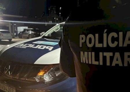 Homem ameaça vizinhos com faca de açougueiro e leva pedrada na cabeça