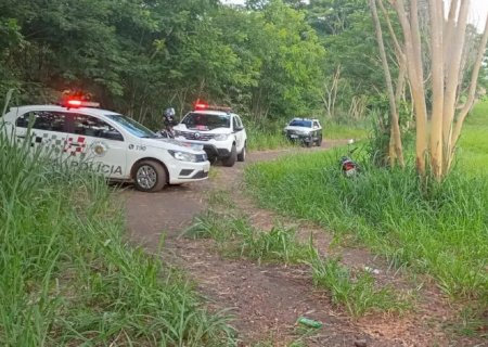 Mulher vestida de noiva é encontrada morta às margens de rodovia