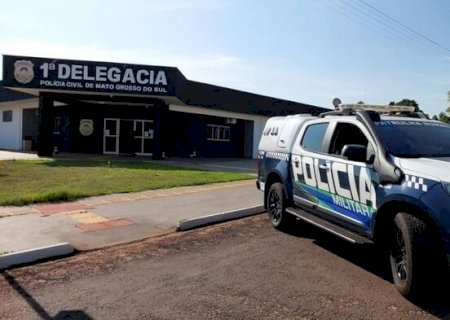 Crianças, de 4 e 2 anos, são encontradas sozinhas na rua; mãe é autuado por abandono