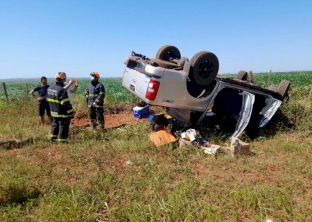 Homem capota caminhonete ao tentar desviar de peça quebrada de caminhão