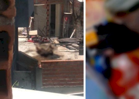 Homem morre carbonizado após esfaquear mulher e atear fogo na própria casa