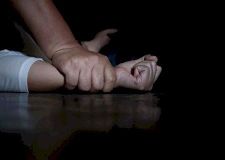 Mulher é agarrada por bando e sofre tentativa de estupro coletivo
